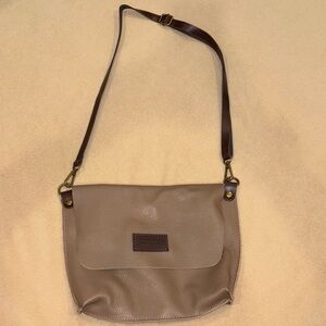 Elegant Tan Leather Crossbody Bag